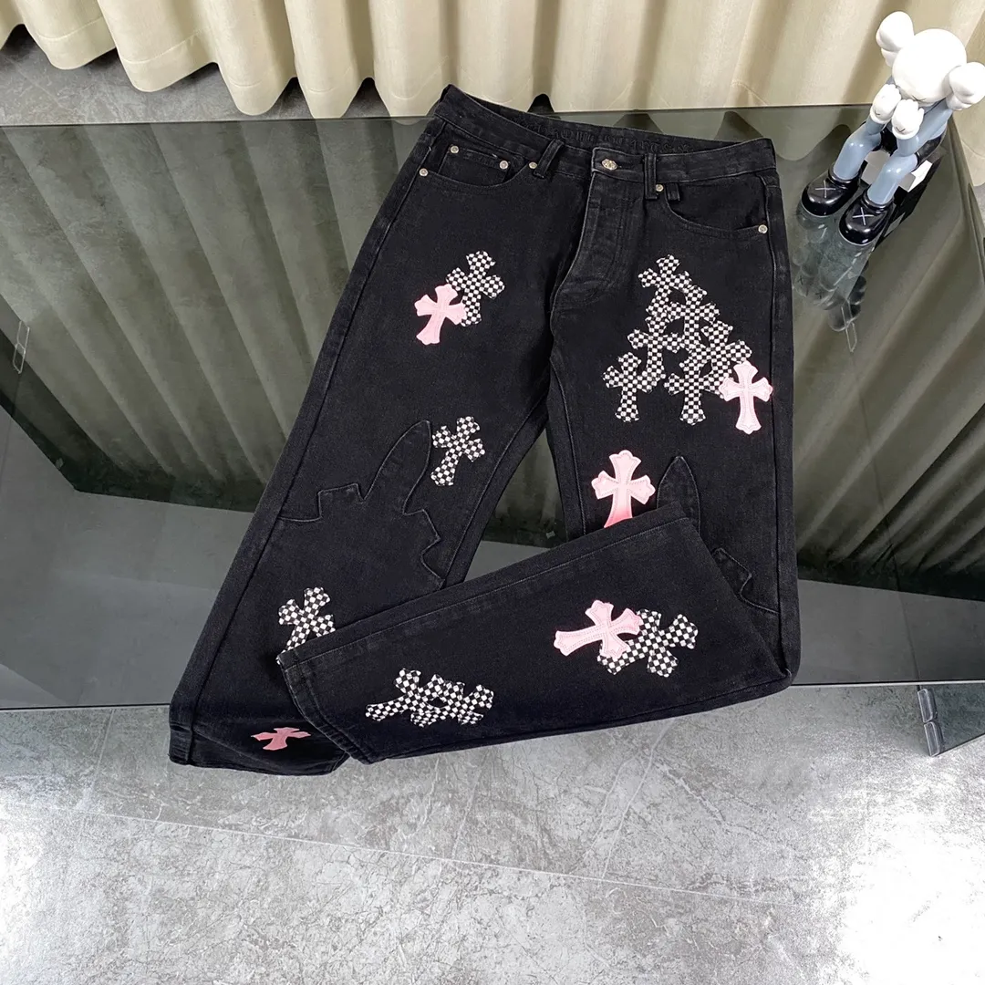 🅿️330 Chrome hearts new city-limited style flame plaid black and pink jeans Chrome hearts city-limited jeans Hardware customization Original development vintage levis American-made 501 black and gray base version Levi's American-made 501 base version Imported sheepskin 925 silver jewelry remake [Top heavy industry fashionable design] Consistently made in high street luxury style. Speaking of this style, the Zangyin family and GU family are definitely the leading representative brands. Especially the Zangyin family has really achieved a state-of-the-art effect in creating high street style. The unique washed material is used to create this style. The color system is quite eye-catching. It is decorated with patchwork cross flowers, which cleverly highlights the charm of the brand. Secondly, this style uses classic The high-waist cutting design highlights the long legs and fashionable temperament of the upper body. The brand is highly recognizable and the slim fit configuration is more suitable for daily wear. It is a product that interprets personality, fashion, and specifications at a glance. This single product is enough to make any fan excited. It can be a white T-shirt for youthful preppy style, or a tight suspender for lady style. It has strong matching ability and can be easily controlled by men.  [Material and craftsmanship] Needless to say, this point goes without saying. As an excellent craftsman brand, Zangyin has really perfect requirements for details and craftsmanship. The washed color of this model has gone through so many processes, not to mention the embellishment of the denim appliqués. It is also purely handmade and sewn. Just like what they believe in, only handmade things have soul and have the meaning of wear. A top-notch heavy-duty fashionable denim item, I look forward to your perfect interpretation! !  Color: Black Size: S M L XL